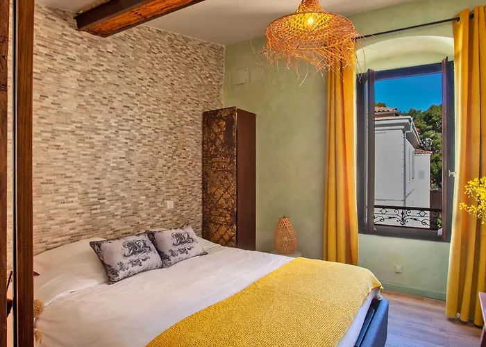 Mira Climatise Vue Centre De Proche Port Et Appartement