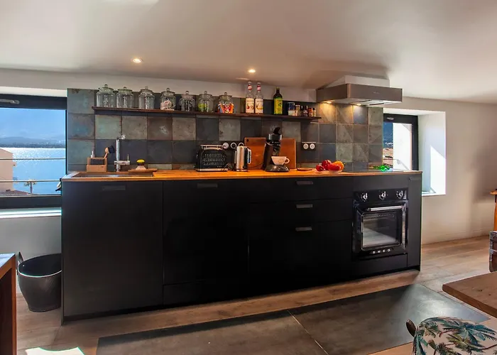 Mira Climatise Vue Centre De Proche Port Et Calvi (Corsica)